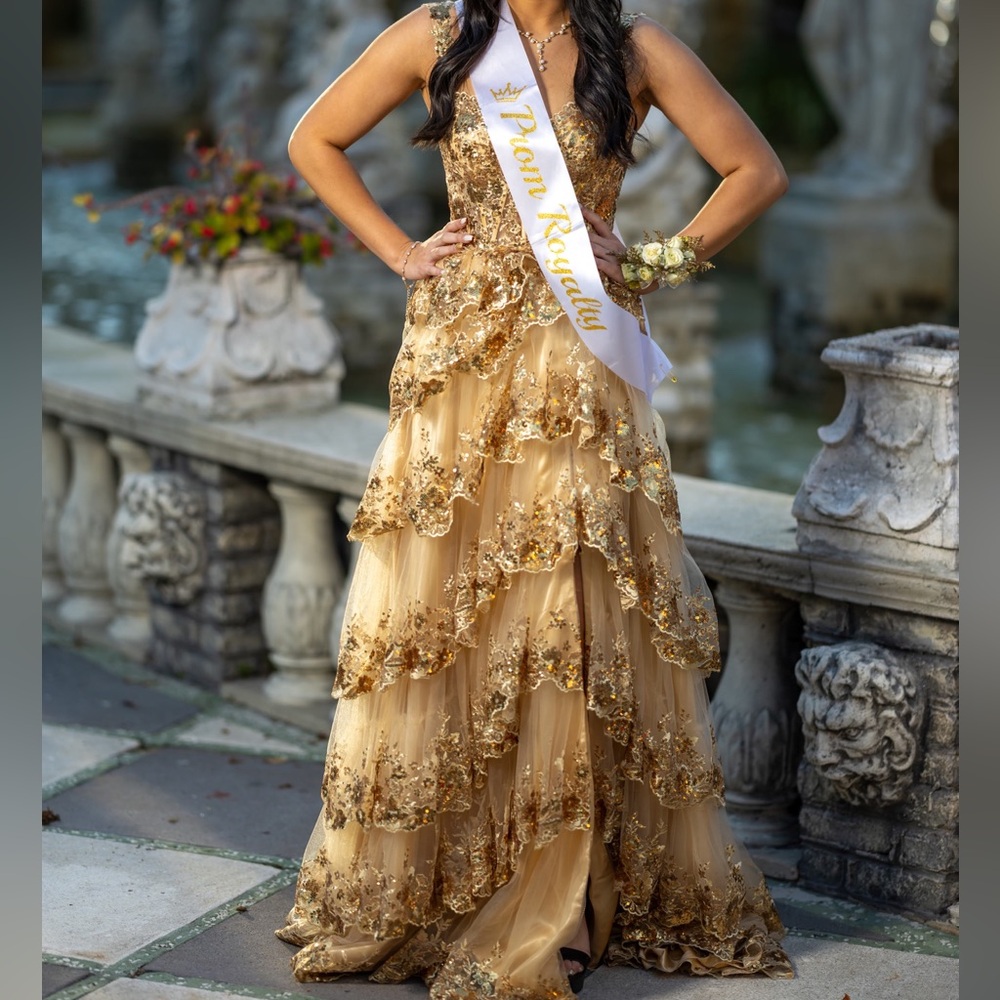 Gold prom dress with lace and corset💛💛💛on or off the shoulder